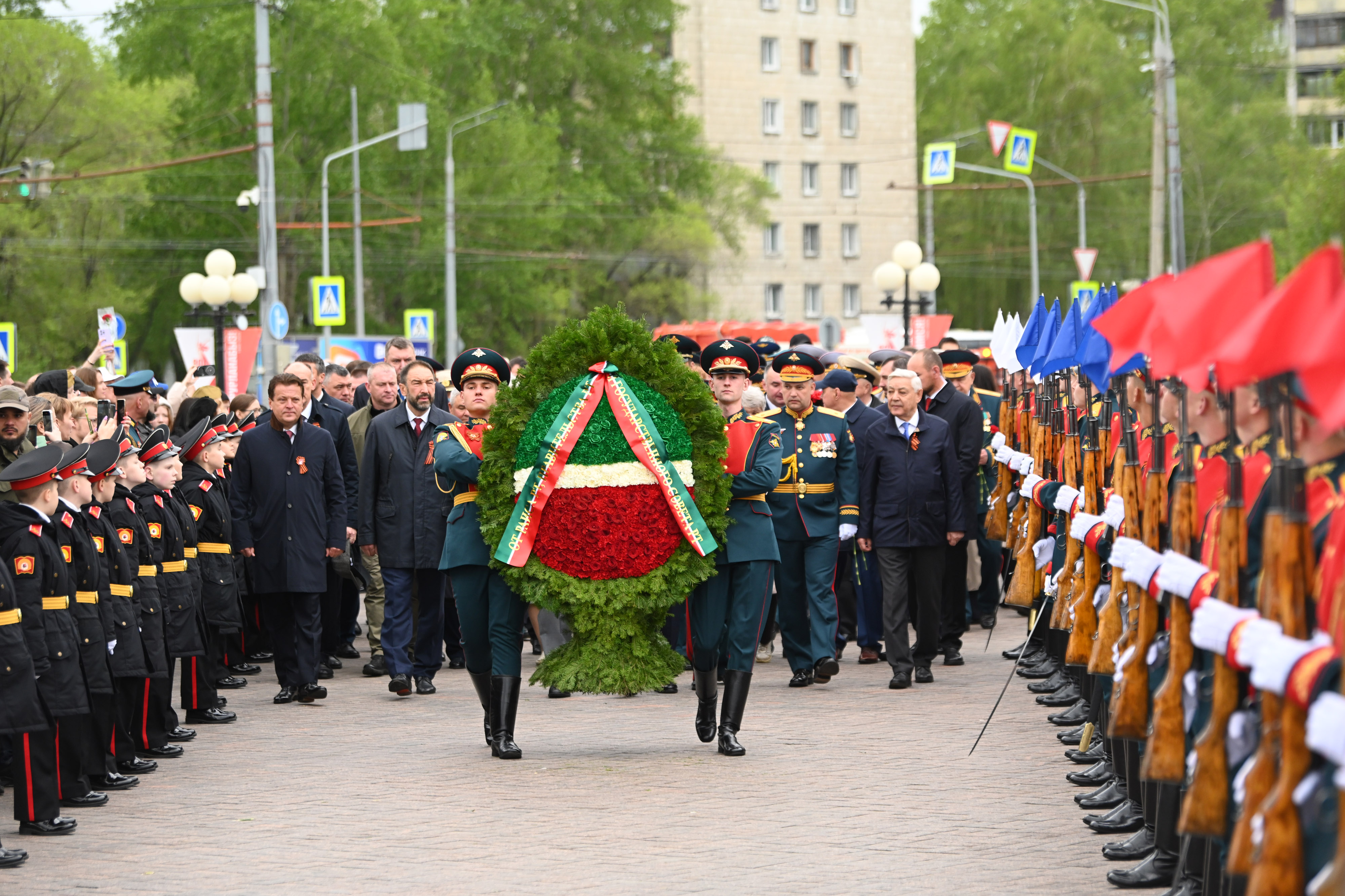 Рустам Минниханов и Ильнур Метшин возложили цветы к Вечному огню в парке Победы