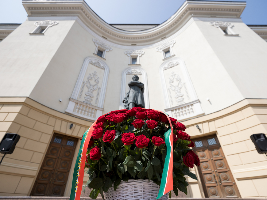 Рустам Минниханов, Минтимер Шаймиев и Ильсур Метшин возложили цветы к памятнику Пушкина