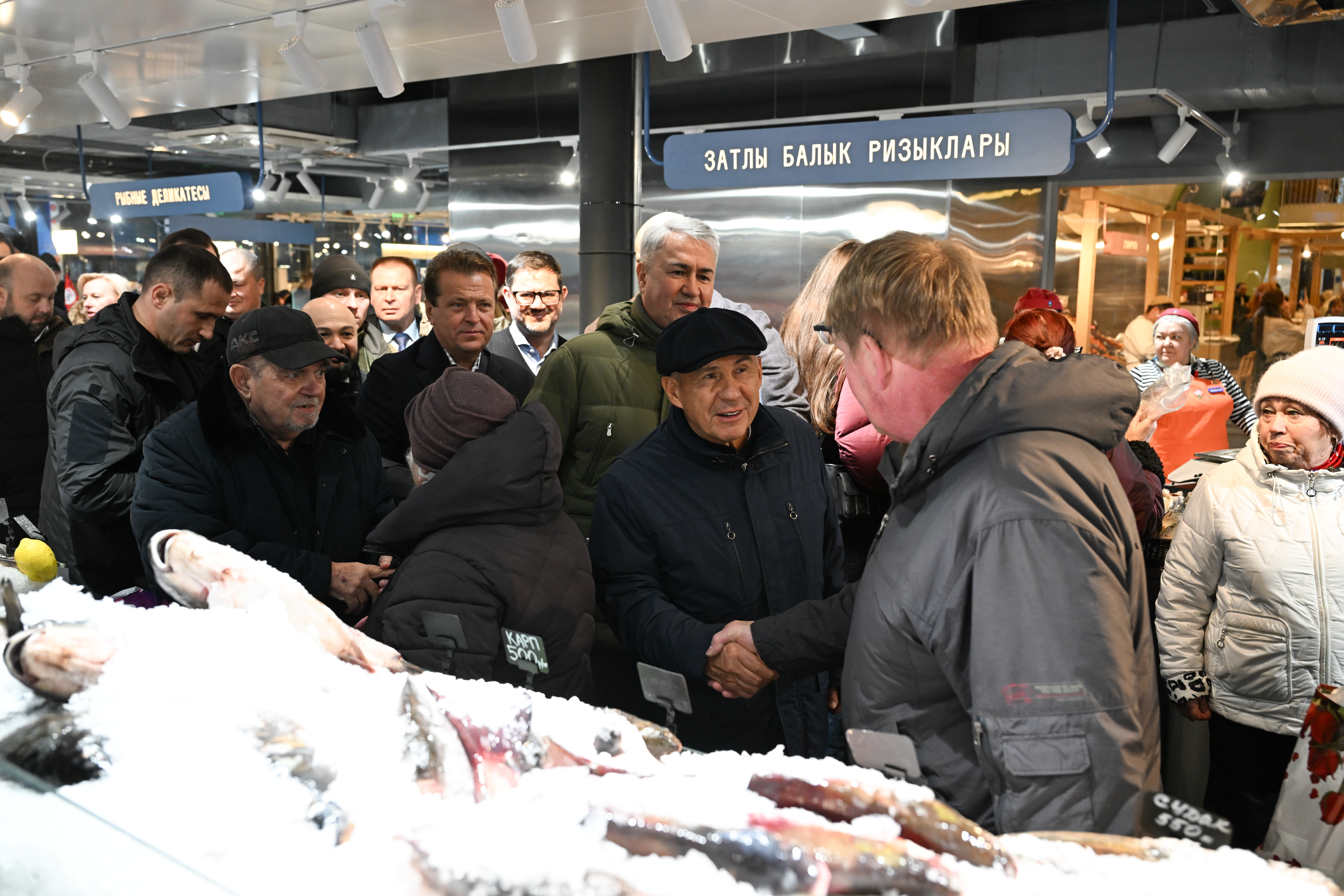 Рустам Минниханов и Ильсур Метшин посетили обновленный Московский рынок в Казани