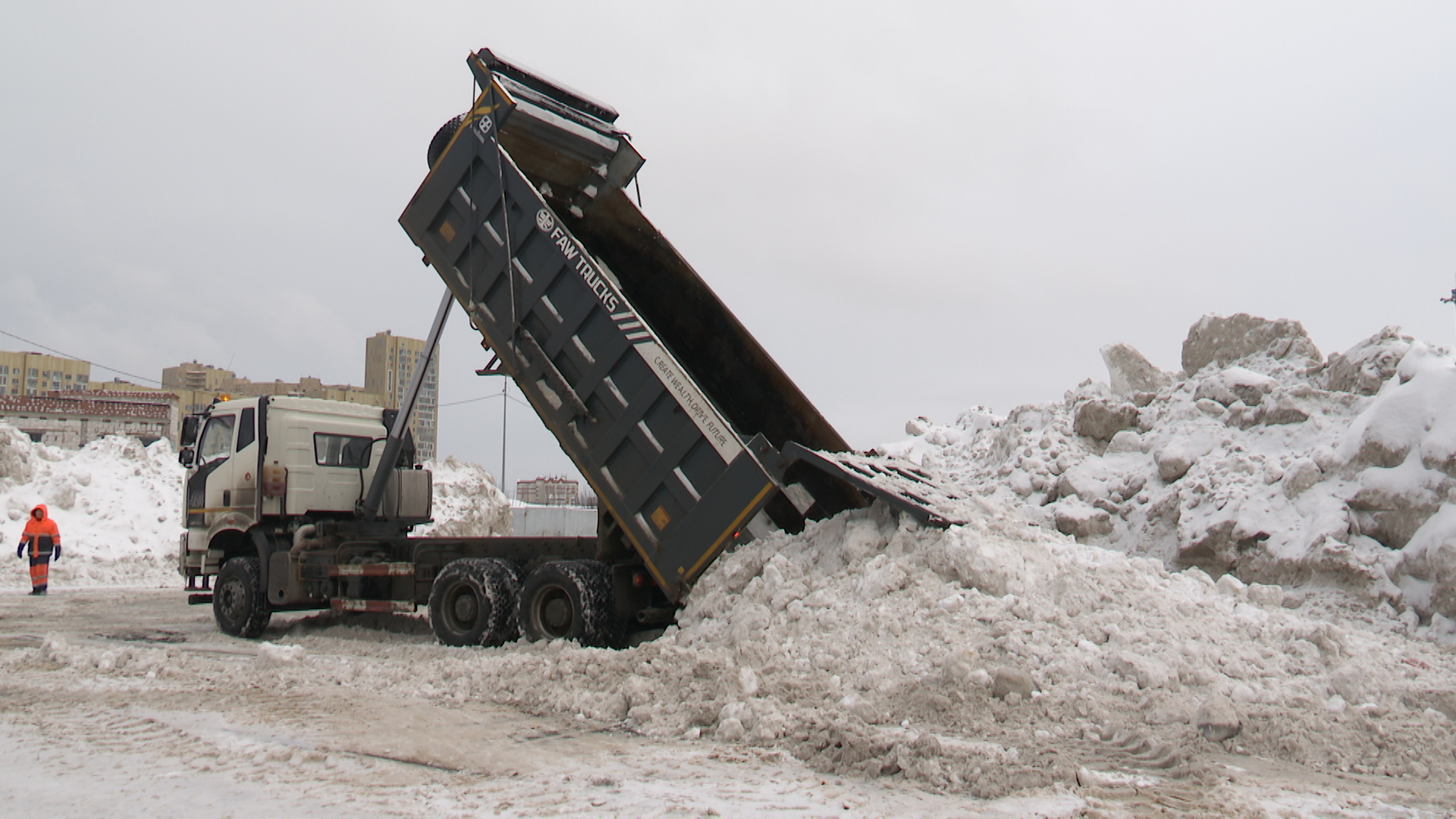 Мэр Казани посетил снегоплавильный пункт на Проспекте Победы
