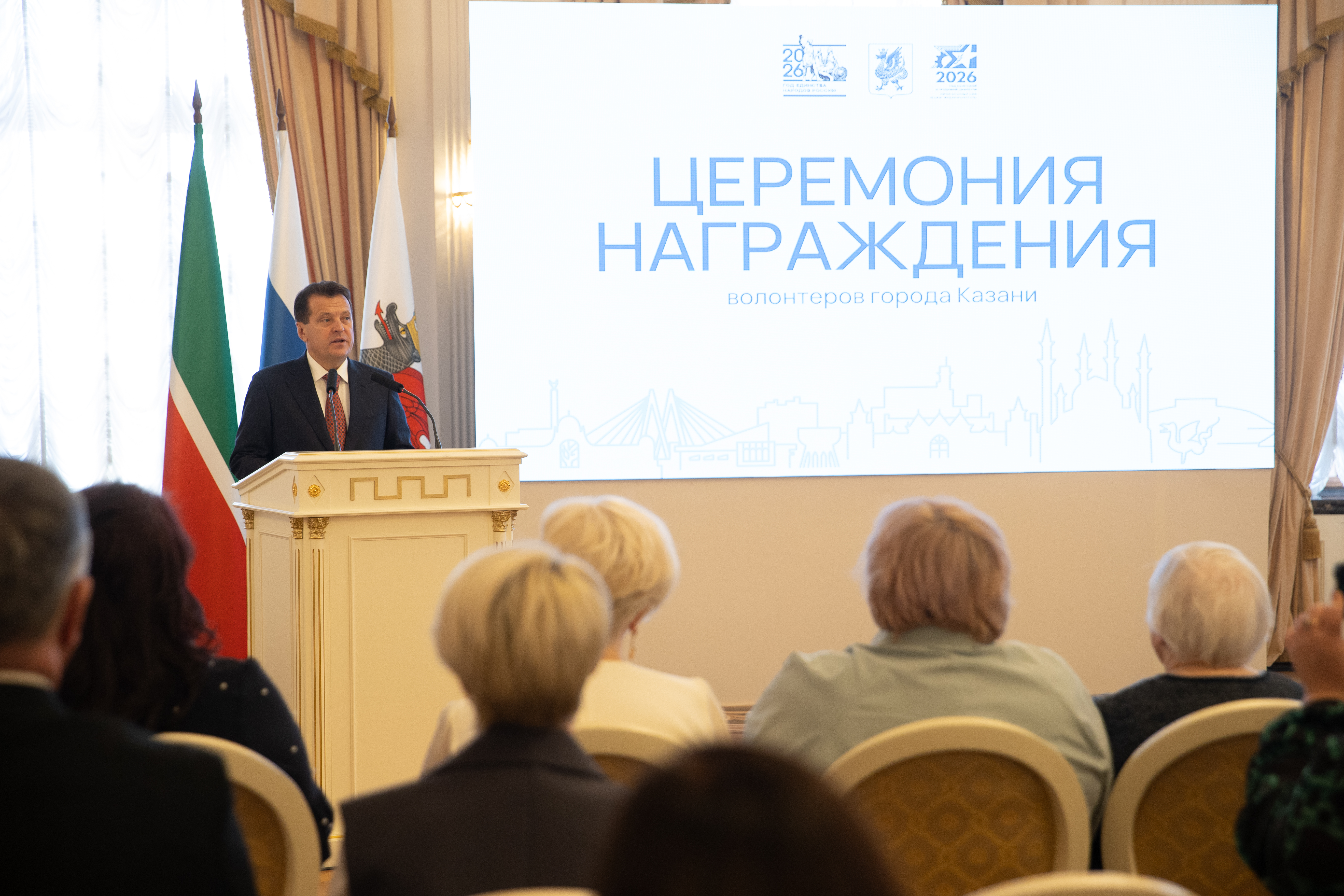 Мэр Казани вручил волонтерам СВО муниципальные награды