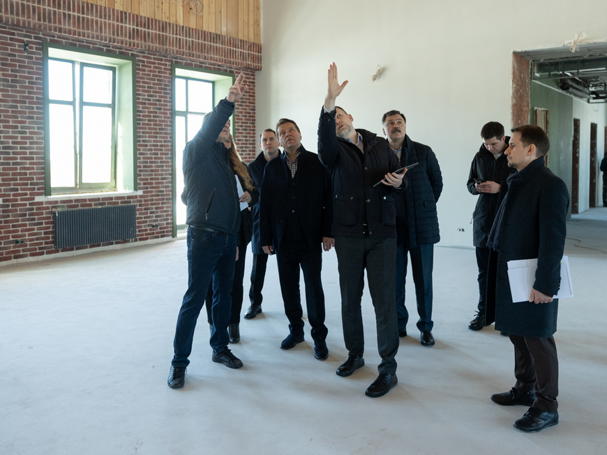 Ilsur Metshin inspects the progress of construction work at the Teacher's House on Podluzhnaya St.