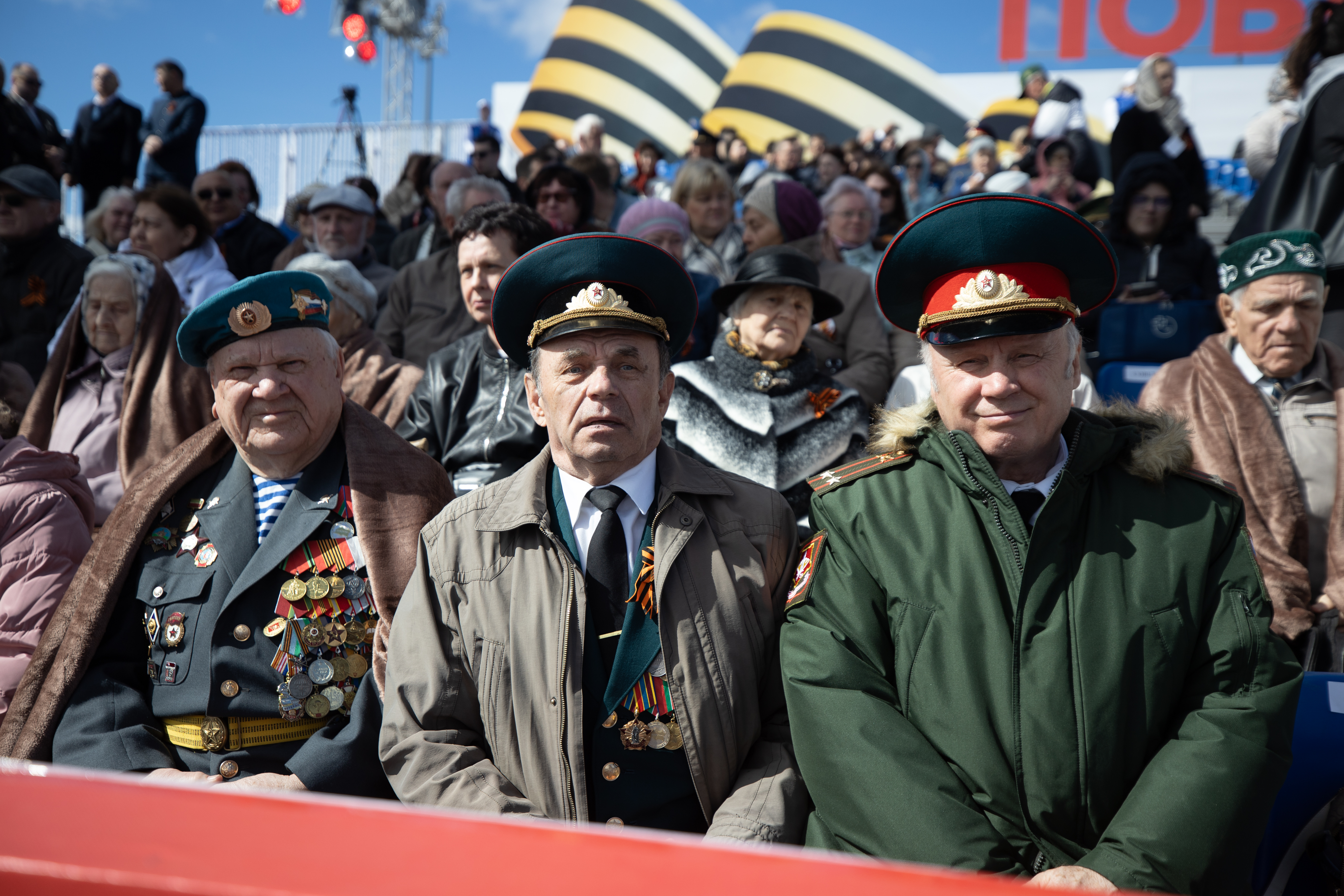 Меңьеллык мәйданында Казан гарнизоны гаскәрләренең тантаналы йөреше һәм хезмәт коллективларының парады узды