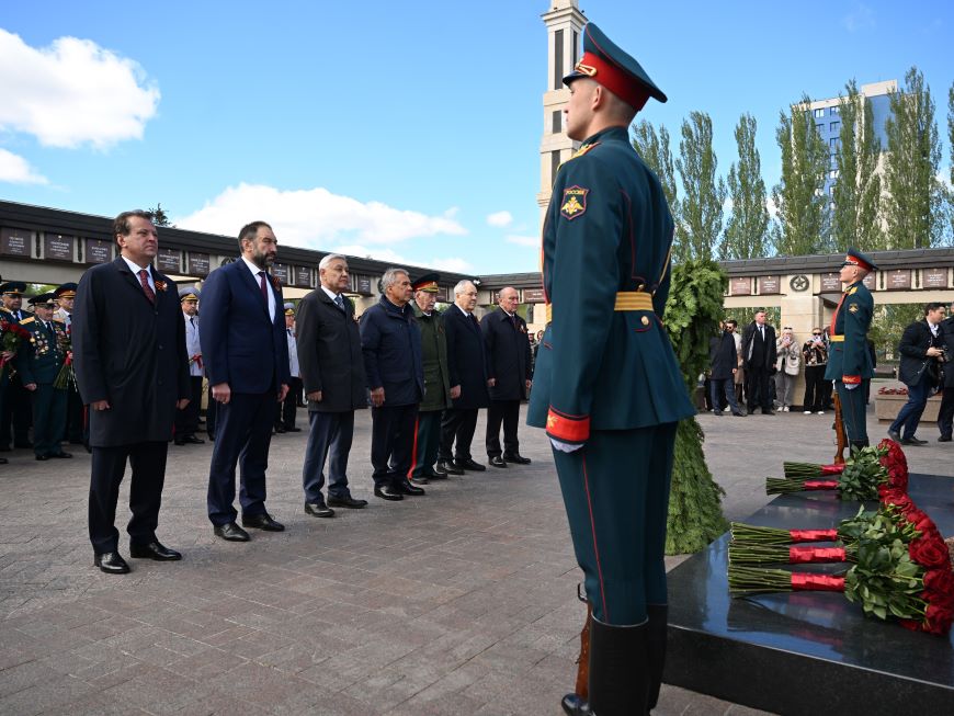 Рөстәм Миңнеханов һәм Илсур Метшин Җиңү паркында чәчәкләр салды