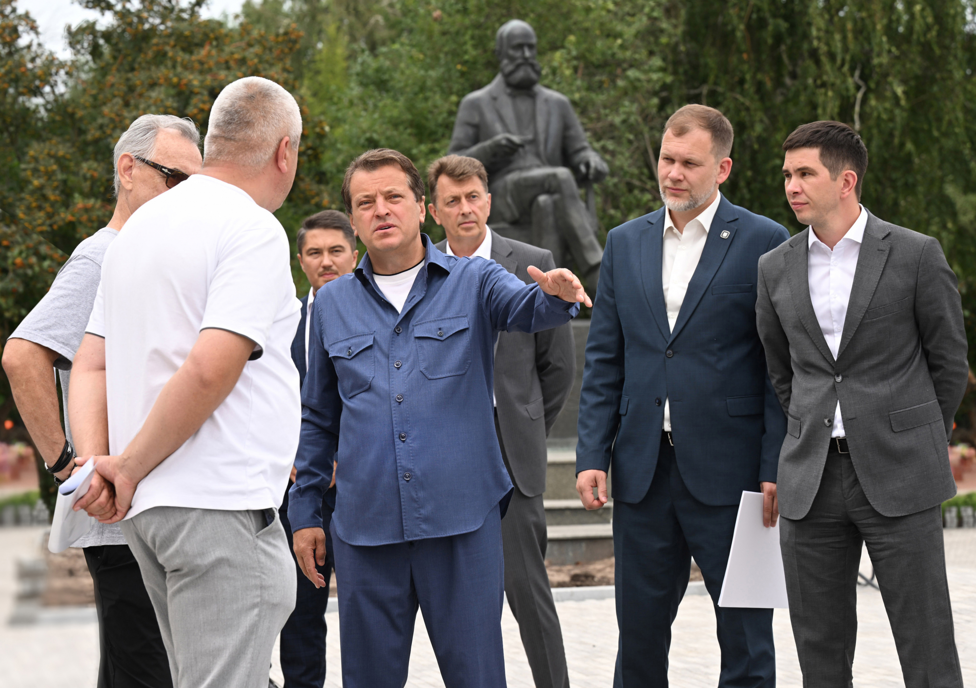 Мэр Казани осмотрел ход благоустройства входной группы в Ленинский сад