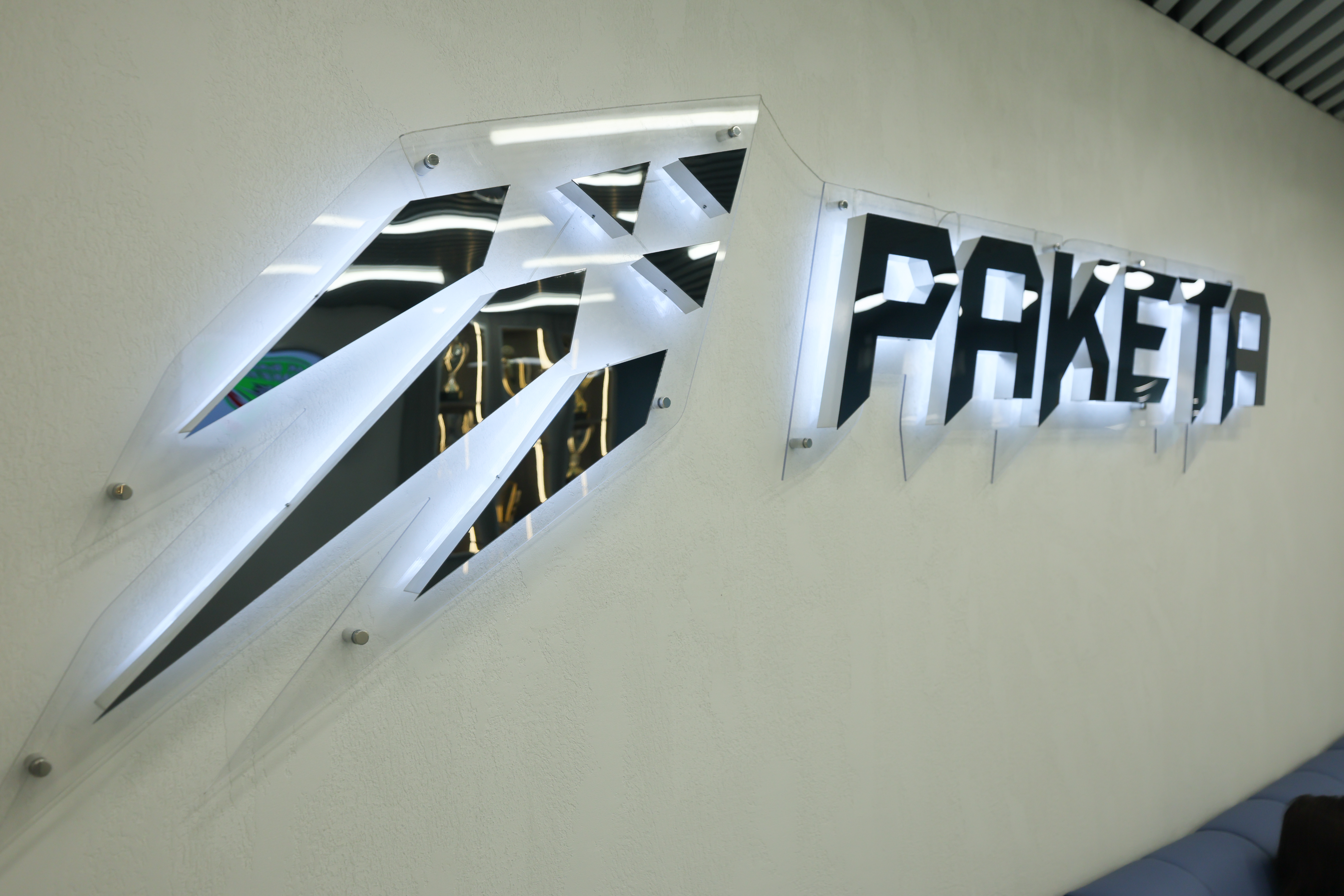 Реконструкция стадиона «Ракета»: просторные раздевалки для спортсменов, комнаты отдыха и разбора игр